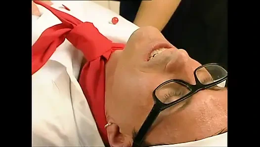 Büyük yaraklı şef iki güzel gencin sıkı amcığını sikiyor ve boşalıyor