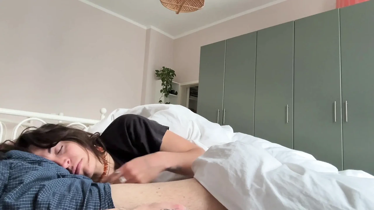 早上用他的鸡巴撸管直到我被狠操并被精液覆盖