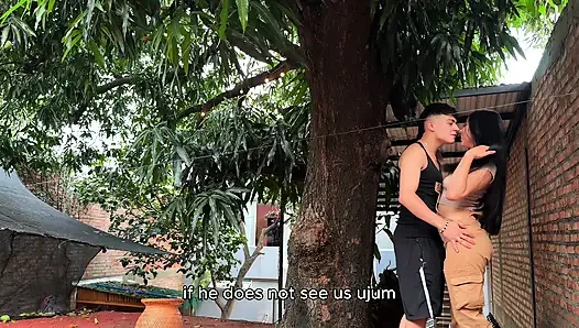 Ich habe meine kolumbianische nachbarin erwischt, wie sie die Mangos von meinem Baum stiehlt und wir fickten auf dem Garten! - Space Productions