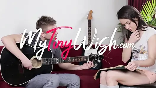 Seksi çoraplı koyu saçlı genç kız gitar çalmayı öğrenmek istiyor, sonunda analın tadını çıkarıyor