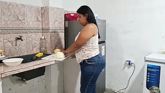 BBW Latina Pandora Strippt Und Zeigt Ein Outfit