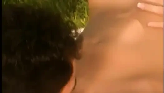 Memek becek cewek nakal rambut pirang ini dijilat dan dientot habis-habisan sama selimut di luar ruangan