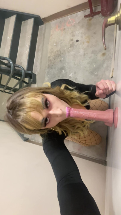 Sissy transvestit kurva Rylie DeWhore sisa veliki dildo na javnom stubištu Skoro uhvaćena amaterski femboy trap pušenje