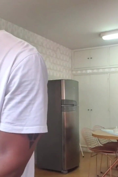 Bercinta dengan isteri cuckold semasa dia membasuh pinggan mangkuk dan dia tidak menyedari