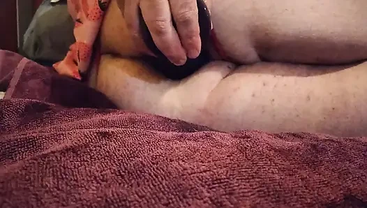 Şişman kadın kılıklı sürtük babası için yumruk tıkacıyla götünü sikiyor