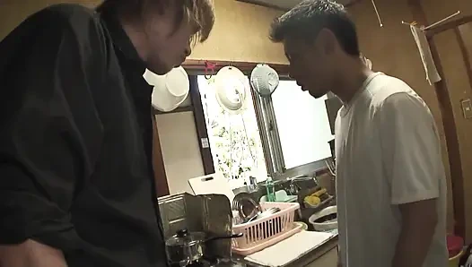 Memek berbulu meneteskan air mani tebal setelah fingering liar