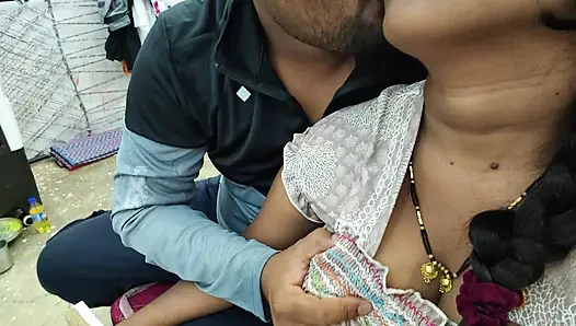Hintli desi üvey kız kardeş ve üvey erkek kardeş yavaşça ateşli öpüşüyor ve göğüslerini emiyor.