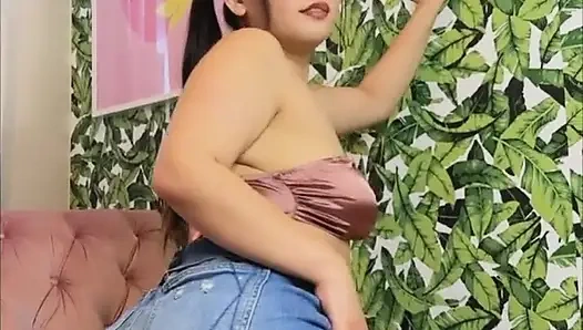 Freakige asiatische schlampe masturbiert während sie großen schwanz lutscht