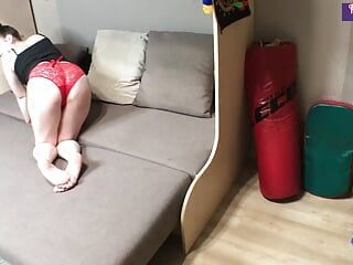 Stiefmutter blieb versehentlich auf der Couch stecken