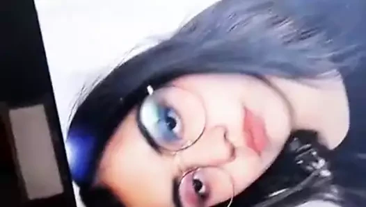 Cum haraç için ihale kız güzel suckler ağız
