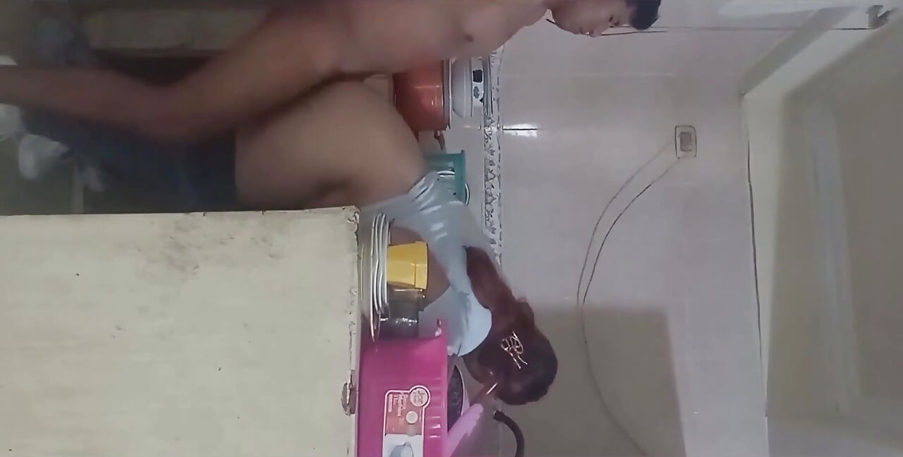 Puso su polla en la criada en la cocina