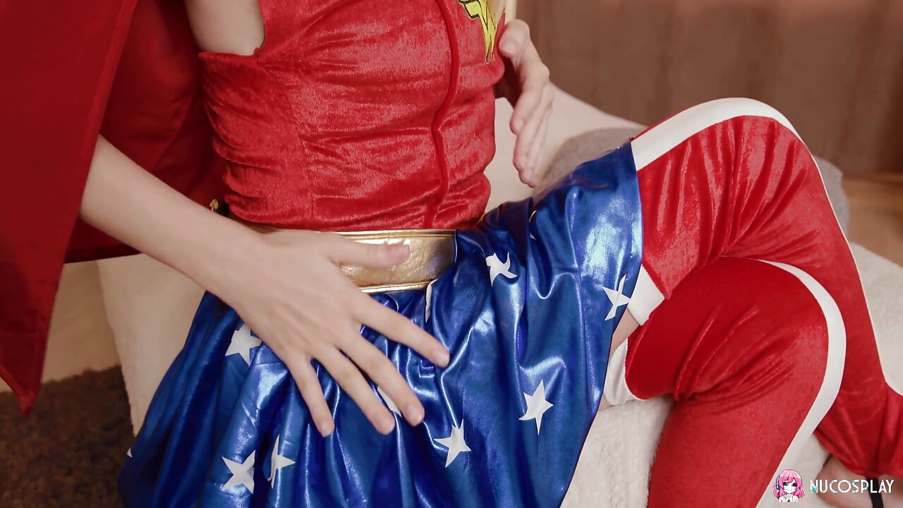 वंडर वुमन को जोरदार चूत में वीर्य मिलता है