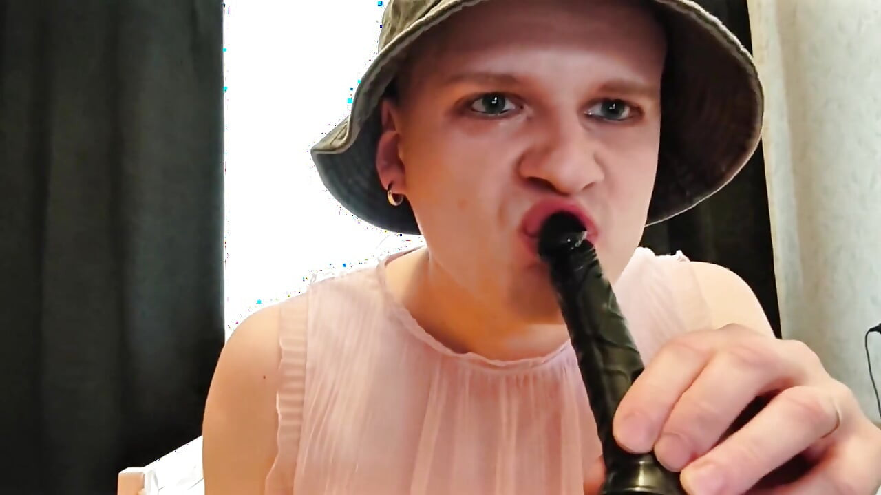 Femboy bir bisiklete biner ve mastürbasyon yapar