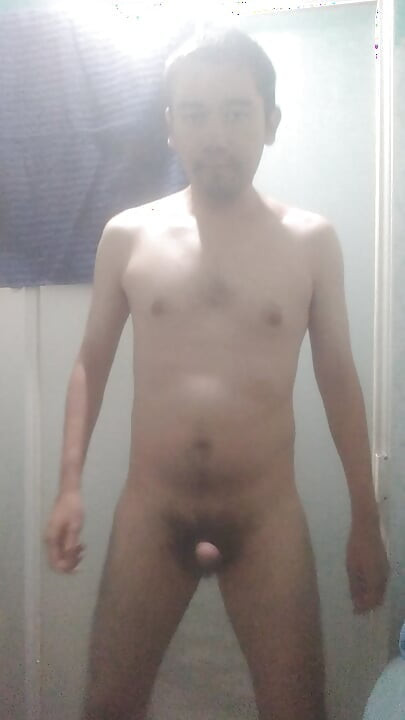 Pria telanjang di kamar mandi
