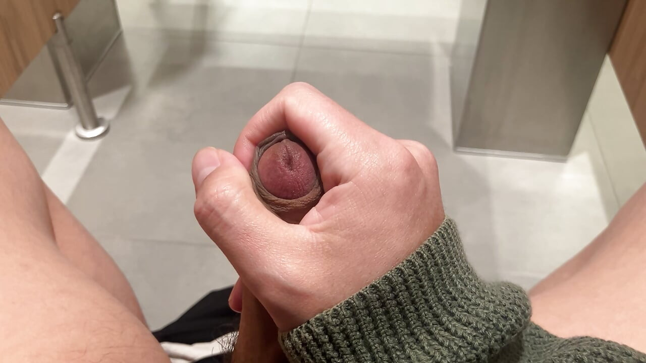 Masturbándose en el baño del aeropuerto