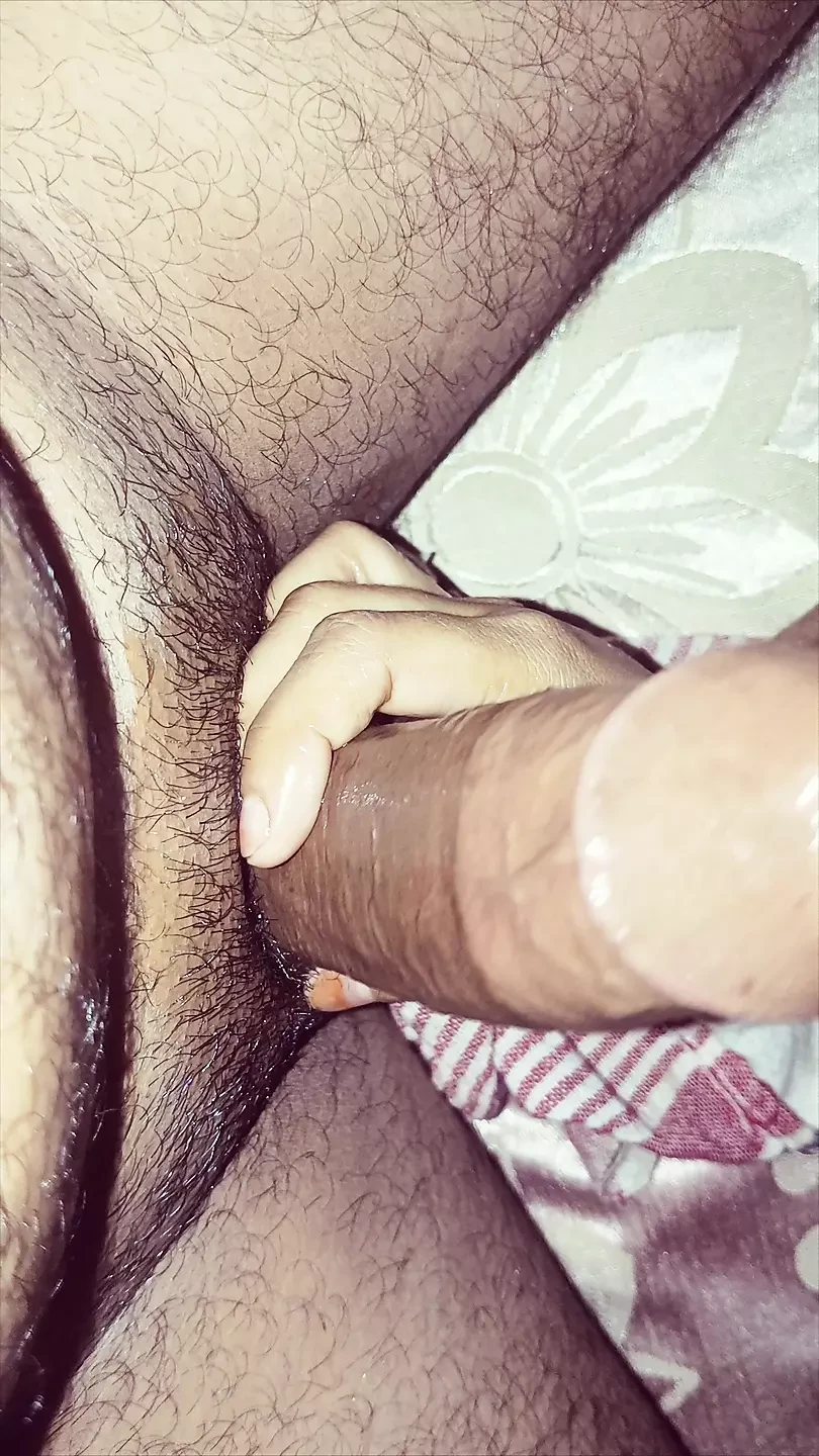 インドのDesi bhabhi Xshika乗って夫のタイトなペニスをいじり、完璧なフェラチオの素敵な場所を与える