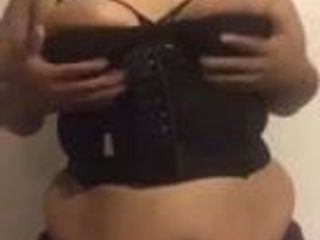 Une grosse latina BBW sur la caméra qui remue les seins