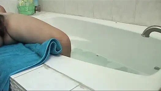 Ласкает ее сексуальное тело в ванне