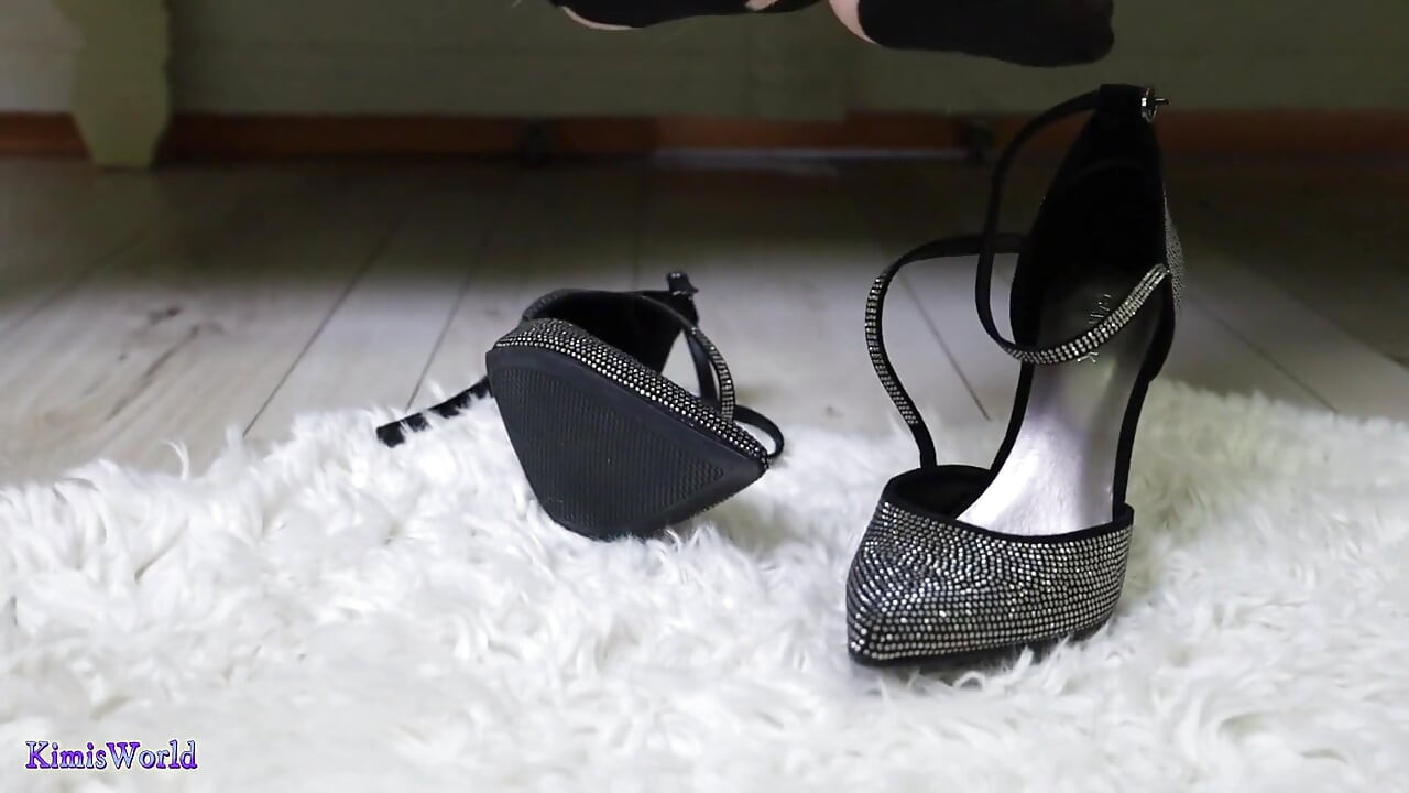 Godaan lambat & penolakan - cewek dengan stoking nilon tipis, footplay close-up dan dikendalikan