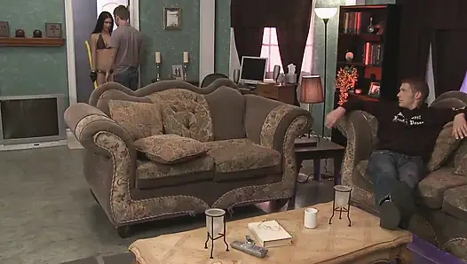 Двух красивых крошек трахают два твердых члена на диване