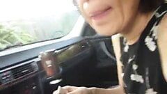 Зрелая азиатка делает минет в машине