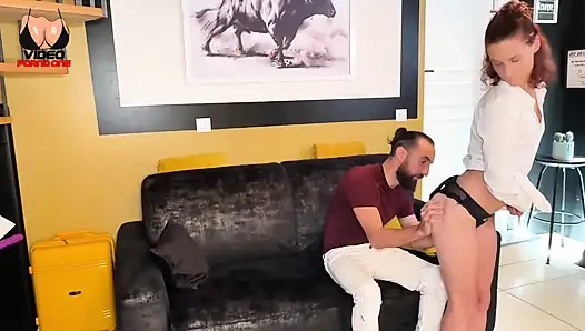 Ben bir hafta sonuyken karım kurye tarafından sikiliyor.