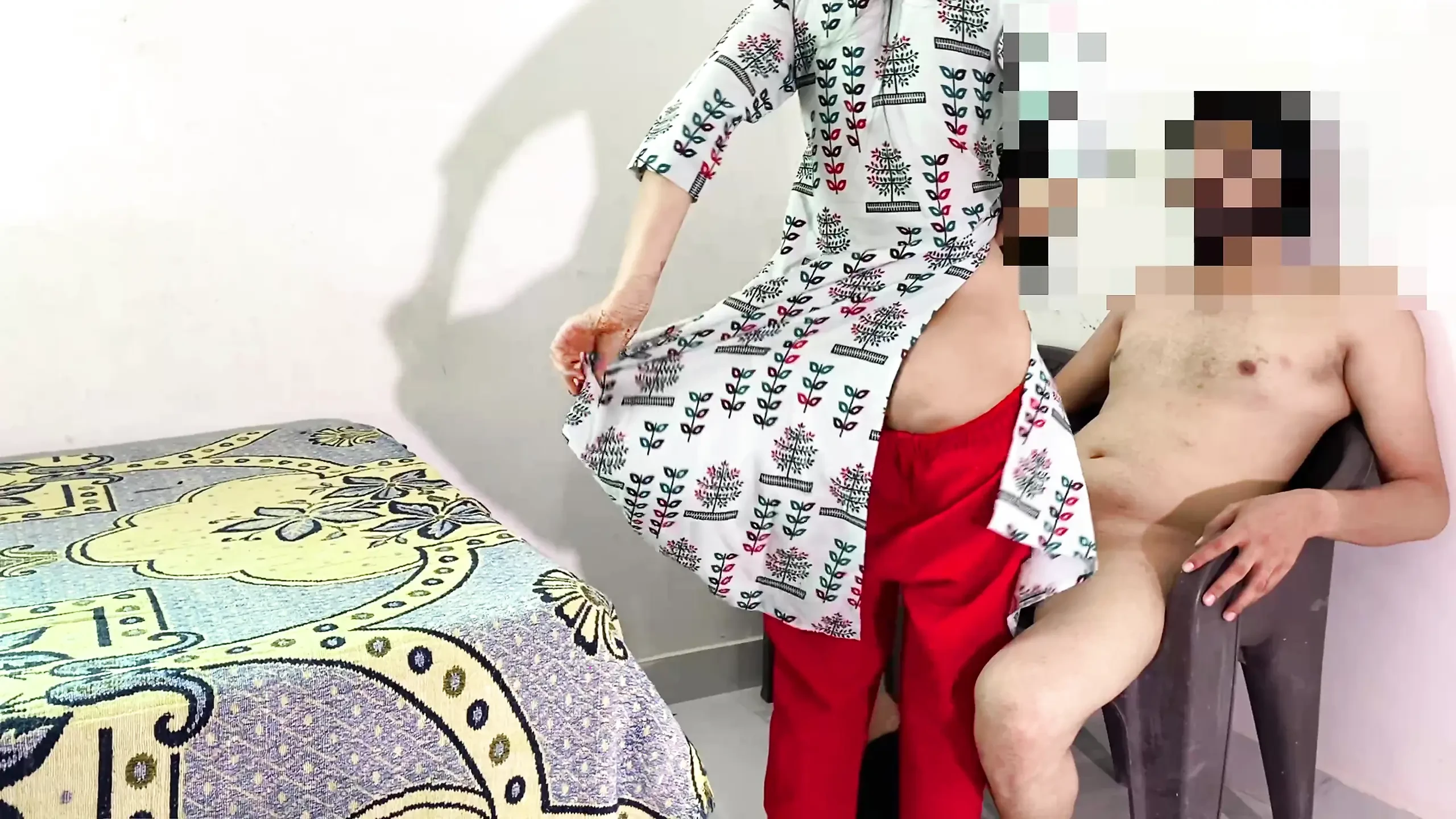 饥渴的嫂子被仆人干了，在仆人面前赤身裸体后变成了一个女人。