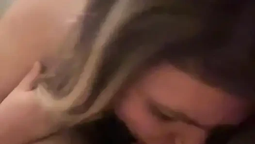 Amateur strippt und lutscht selbstgedreht