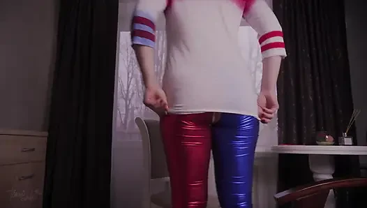 Harley Quinn yanlışlıkla pantolonunu yırtıyor