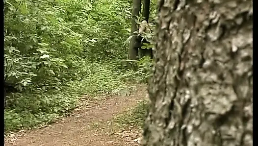 Блондинка-сучка с короткой стрижкой трахает пальцами ее мокрую киску на улице