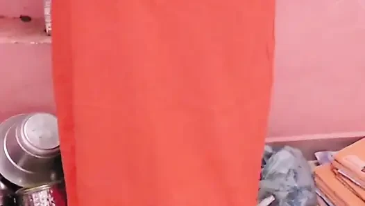 Minyon sutyenli Hintli ev hizmetçisi azdırıyor ve sahibine vahşi ters kovboy kız biniyor! Indianhotwifex