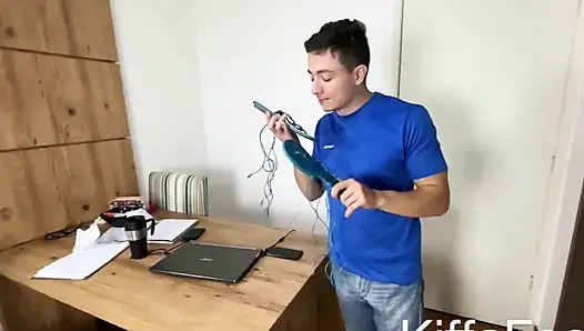 Komşu kapının kiffa sandalını çalıyor