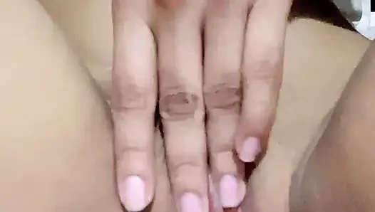 Zartes teen fickt ihre enge muschi, sie will einen großen schwanz