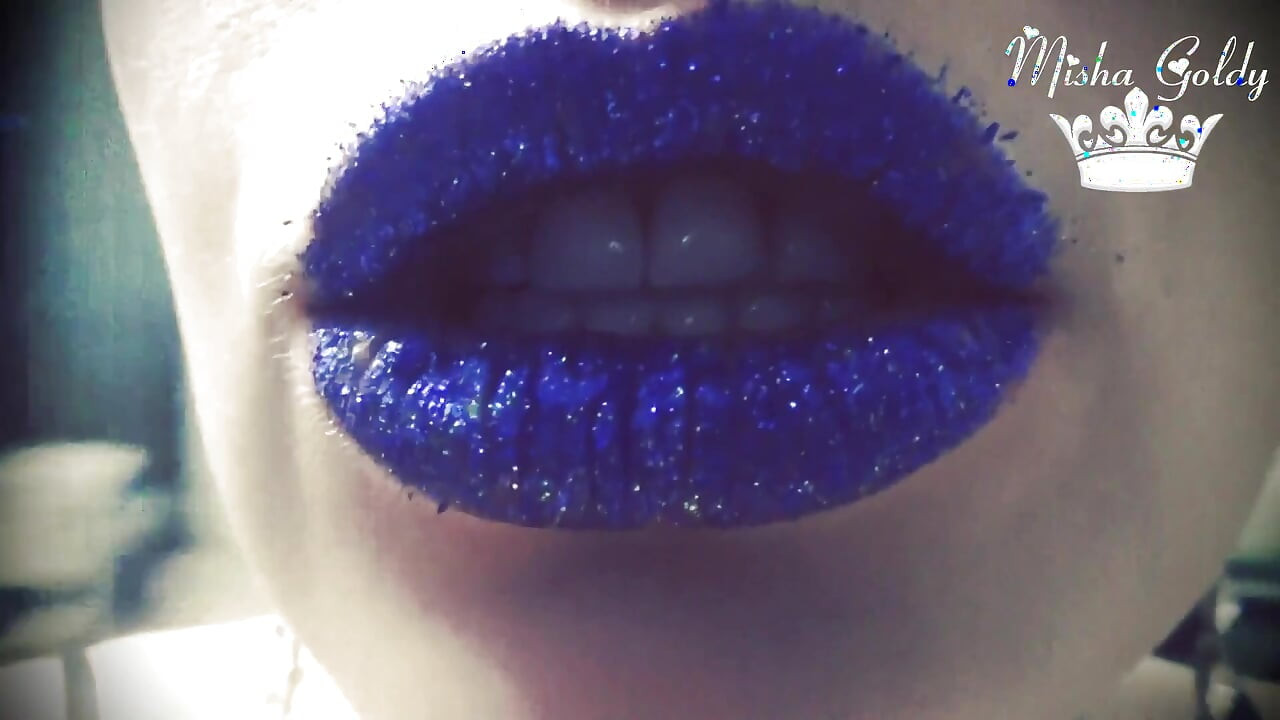 Glamour azul com lábios brilhantes
