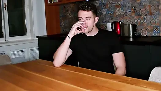 Meine stiefschwester wartet auf mich mit einem spielzeug in ihrem arsch, bereit, ihren mund mit sperma zu füllen