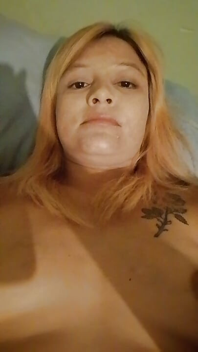 Une chaude blonde demande une patate douce