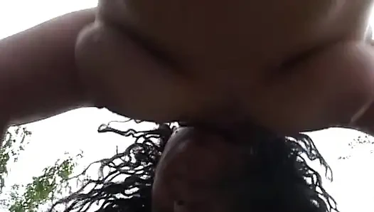 Açık havada harika bir sikişiyor