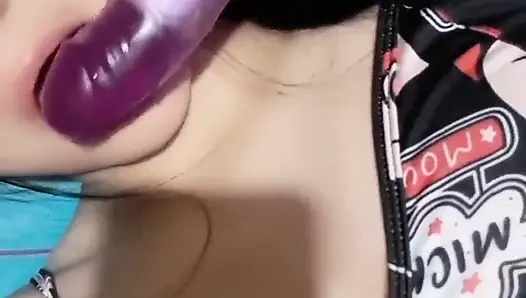 Japanisches mädchen masturbiert und squirtet
