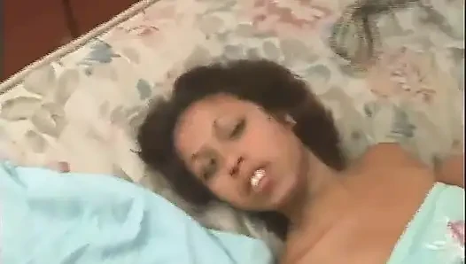 Üvey kız kardeşleri tekmeliyor