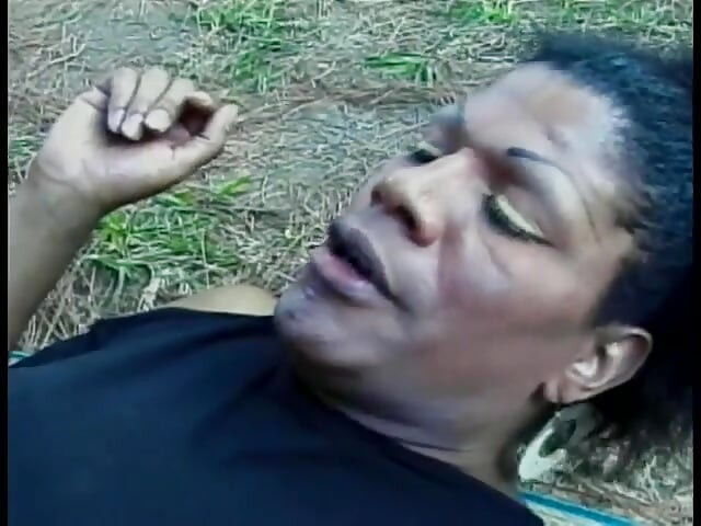 Preta transsexual Vinicius com jarros grandes gosta de cavalgar pau duro do namorado na pequena clareira