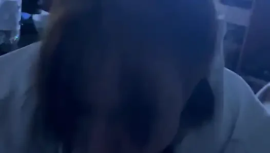 18 yaşında diz çökmüş, oral seks