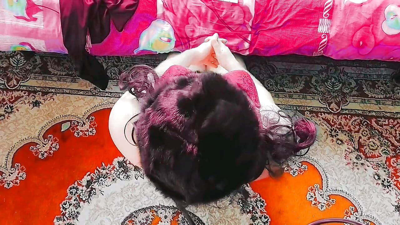 Slatki femboy se vrti u kratkoj, lepršavoj cvjetnoj suknji