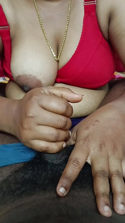 Cô vợ Mallu khoe bộ ngực to