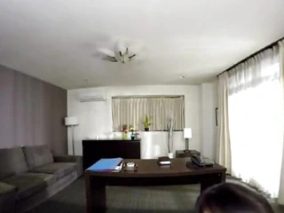 Öpüşmeyi ve arzuyla salyalarını salya akıtmayı durduramayan sekreter