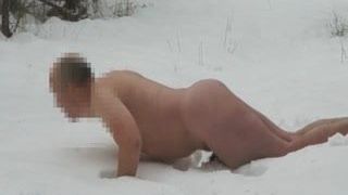 Wanker rucha śnieg i masturbuje się na nim