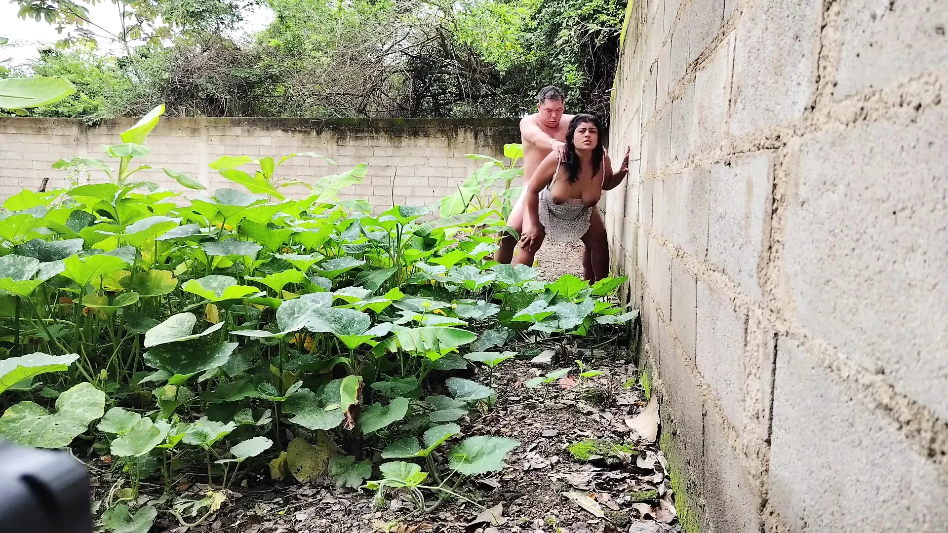 Eu como minha madrasta ao ar livre até que sua buceta esteja cheia de porra