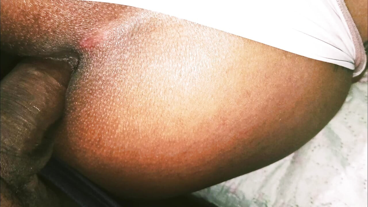 欲火中烧的熟女让她的屁股被鸡奸并被撕裂，让她有一个令人难以置信的肛门张开。