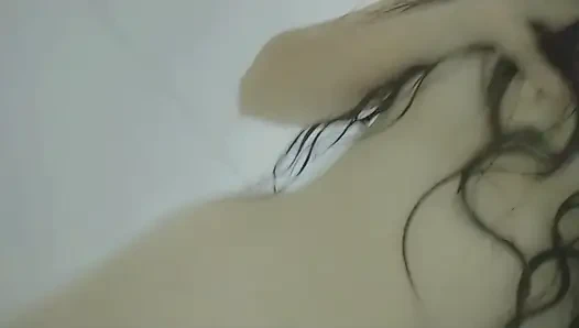 просто симпатичная студентка наслаждается собой в душе, мокрые волосы, мокрая киска, слюнявающий рот, самый возбужденный трах