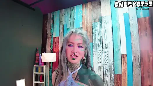 Татуированную альтернативную шлюшку трахнули грубо и заполнили спермой после интервью