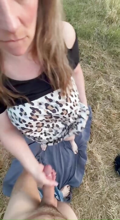De ex-man van mijn zus neemt me mee naar het veld en neukt me naakt